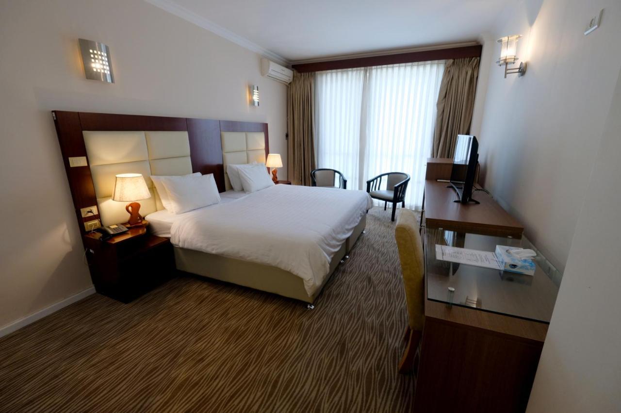 Red Crescent Guesthouse รามัลเลาะห์ ภายนอก รูปภาพ