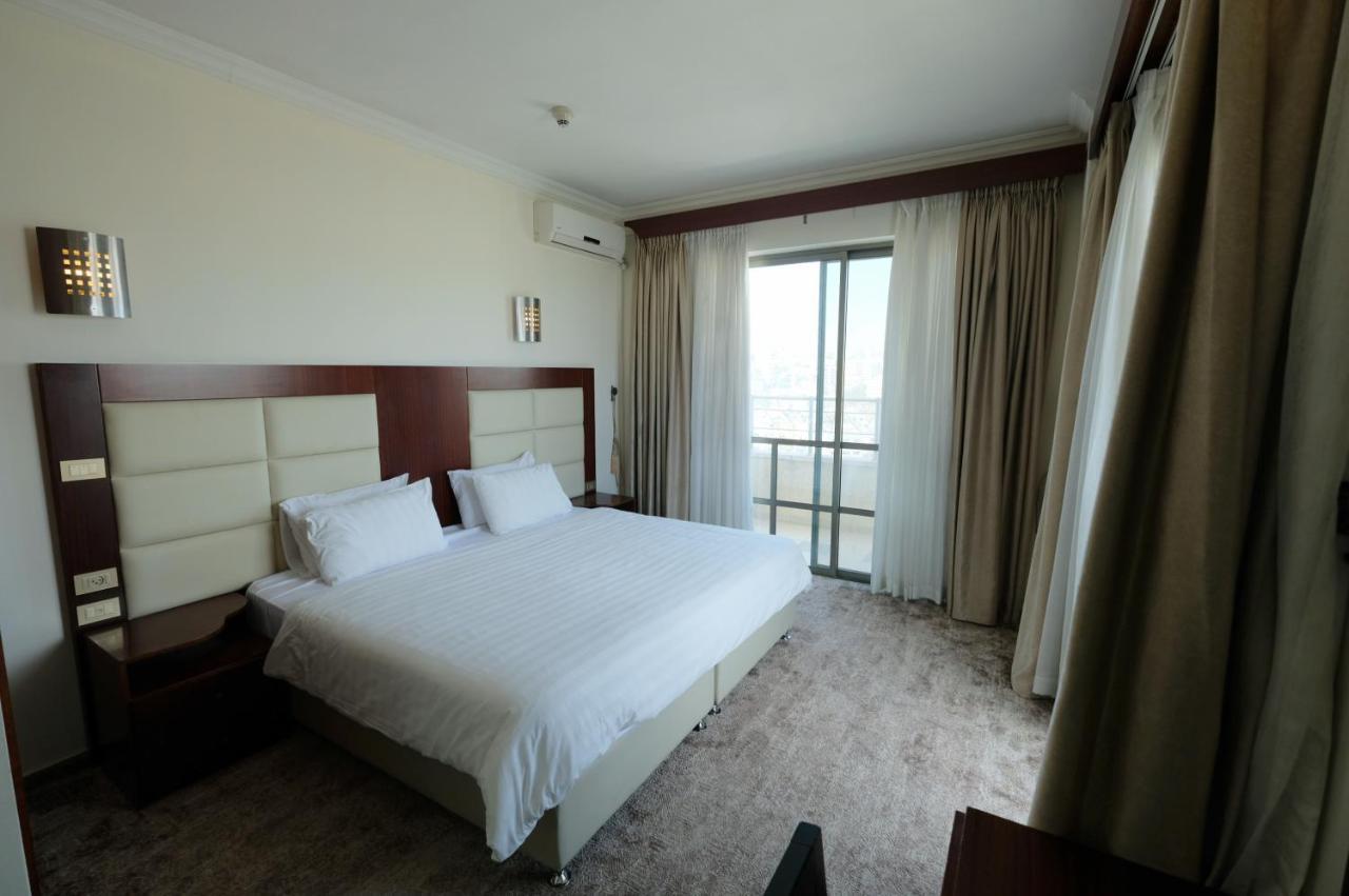 Red Crescent Guesthouse รามัลเลาะห์ ภายนอก รูปภาพ
