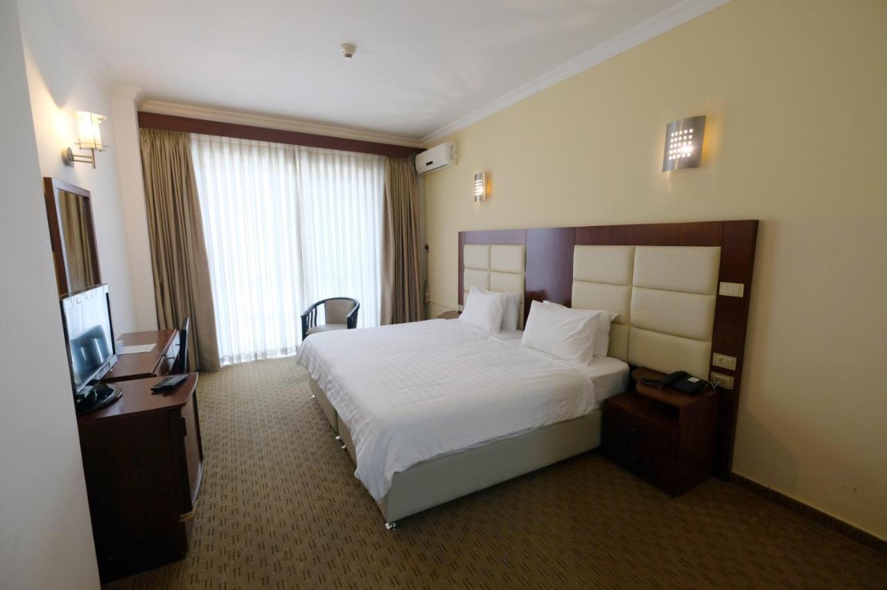 Red Crescent Guesthouse รามัลเลาะห์ ภายนอก รูปภาพ